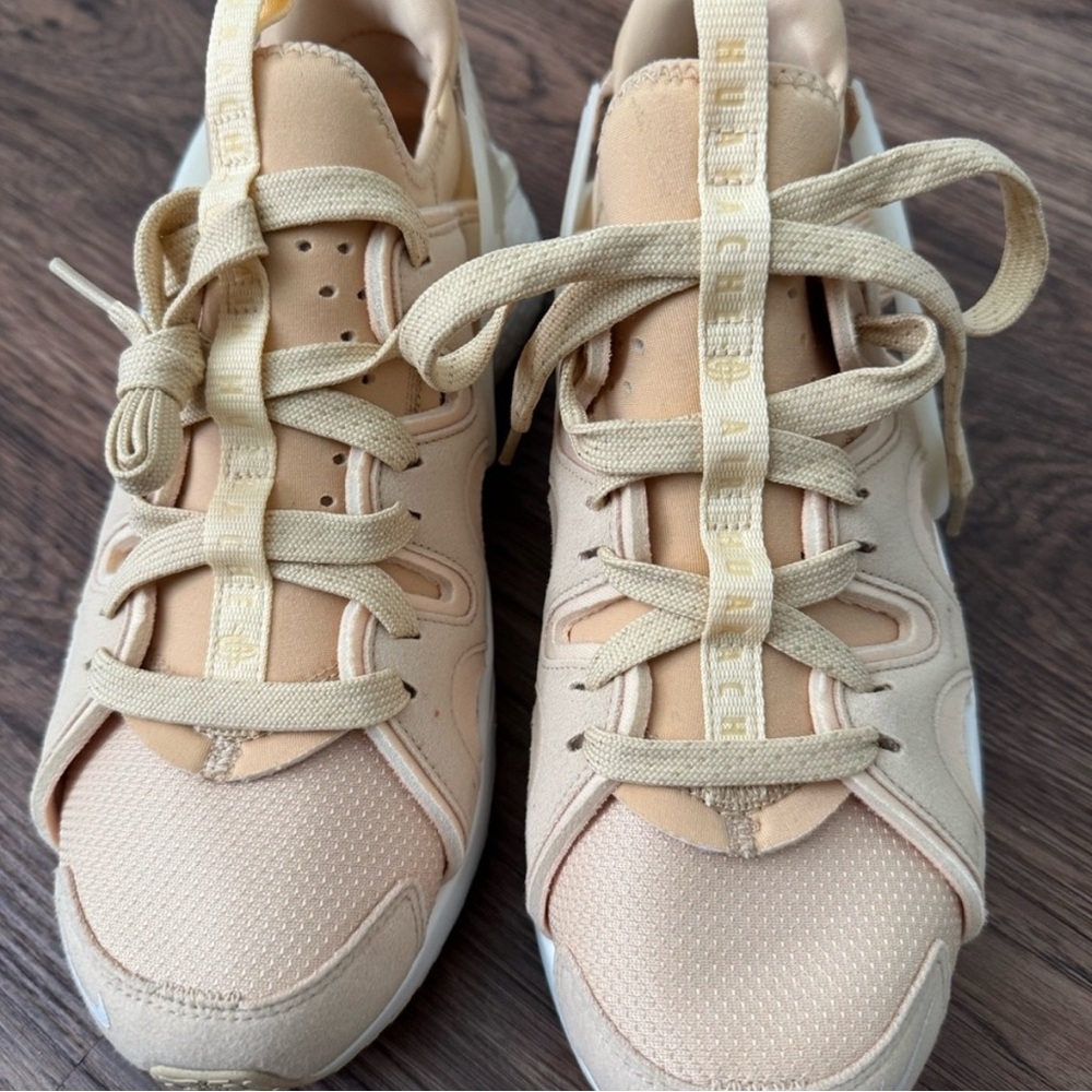 Nike Air Huarache / women’s 10 / New